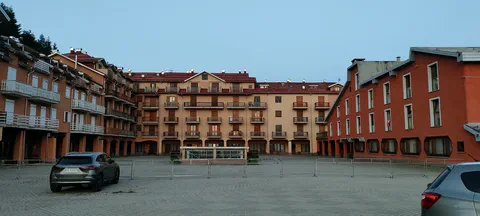 Il complesso residenziale di Prato Nevoso in zona Prel visto dal piazzale