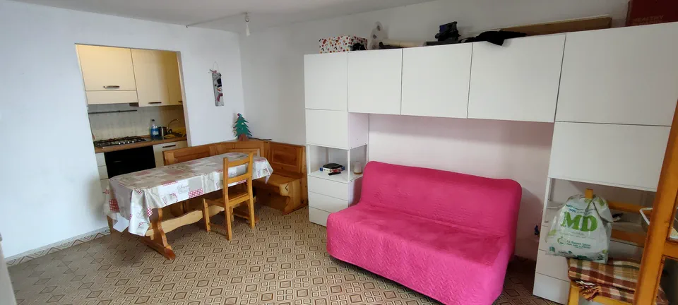 Angolo cottura con tavolo da pranzo e panca ad angolo in legno