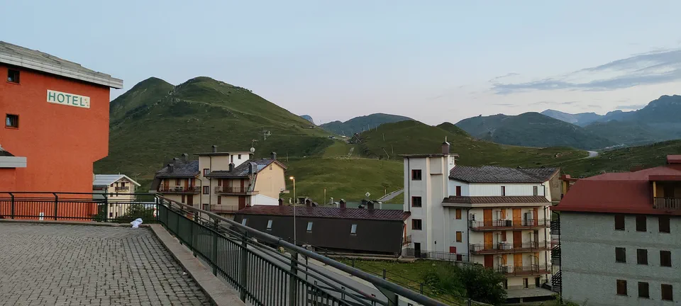 La vista sulle montagne e sulla vallata dal balcone dell'appartamento